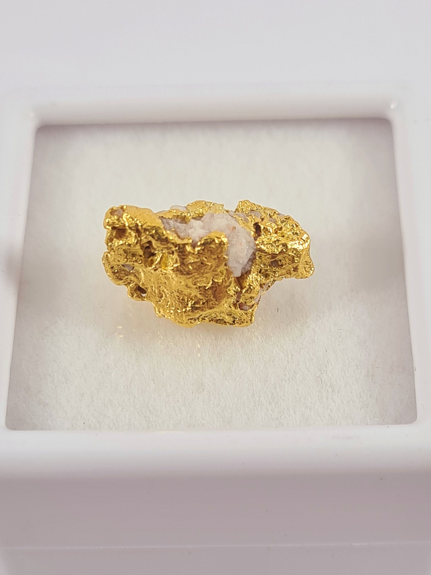 Gold quartz specimen 2.18 grams