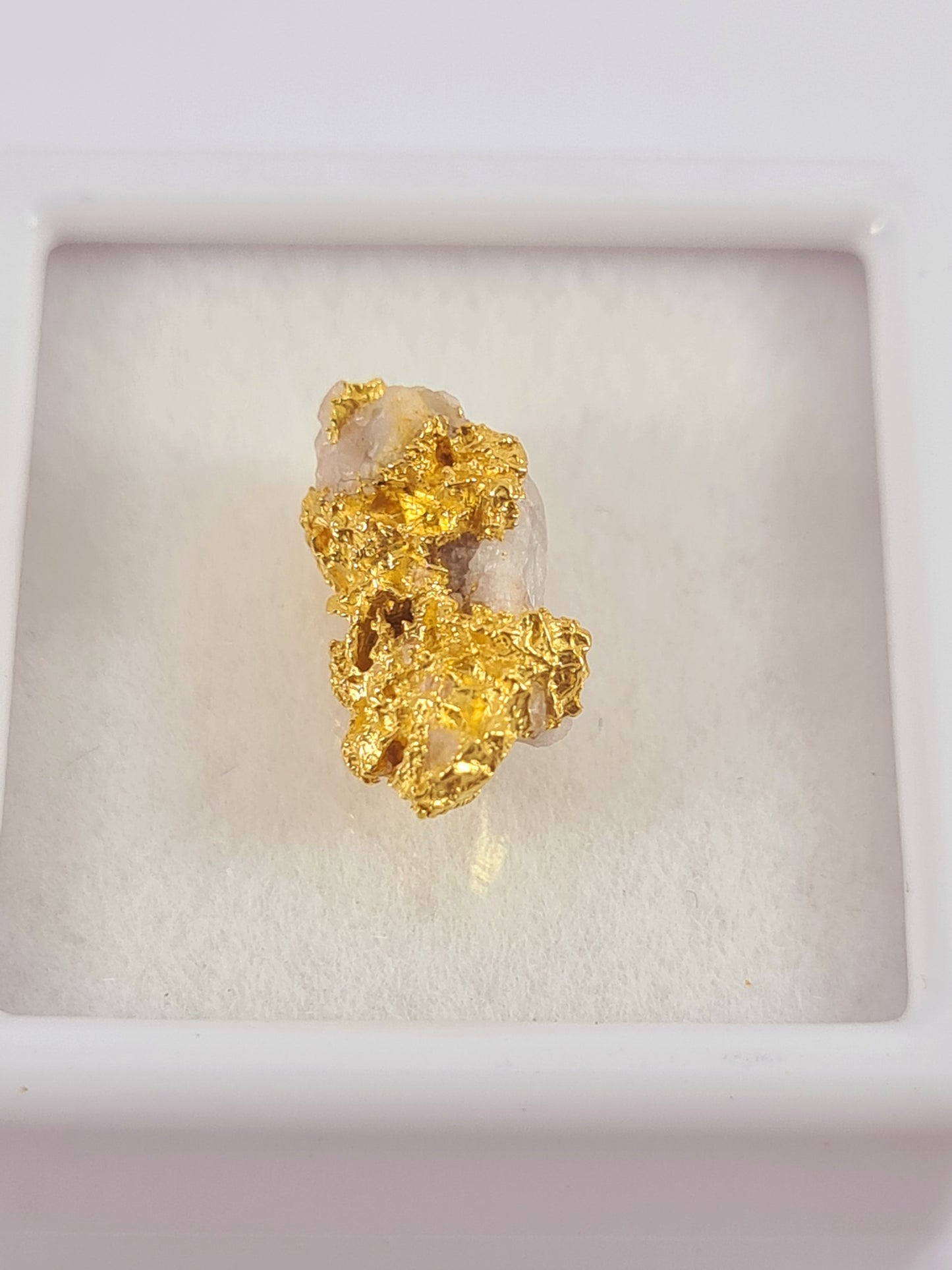 Gold quartz specimen 2.03 grams